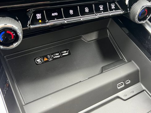 New 2026 Chevrolet Suburban LT image 8