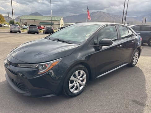 Used 2023 Toyota Corolla LE image 3
