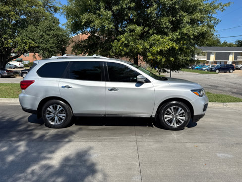 Used 2019 Nissan Pathfinder SV image 3