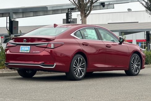 New 2025 Lexus ES 300h w/ Premium Package image 4