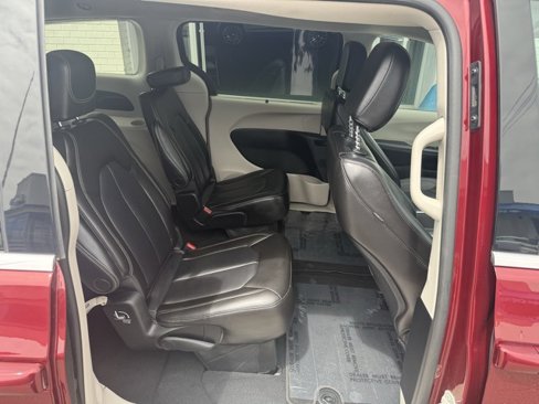 Used 2023 Chrysler Pacifica Touring-L image 12