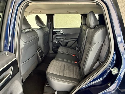 New 2025 Mitsubishi Outlander SE image 11
