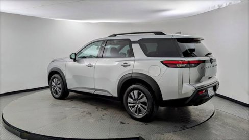 Used 2025 Nissan Pathfinder SV image 6