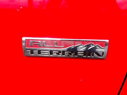 Used 2016 GMC Canyon SLE image 2