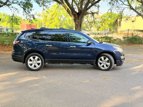 Used 2017 Chevrolet Traverse LT w/ Style and Technology Package image 4