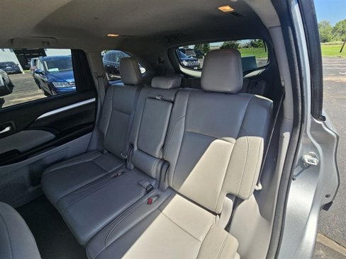 Used 2018 Toyota Highlander XLE image 16