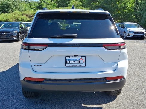 Used 2025 Jeep Grand Cherokee Altitude image 5