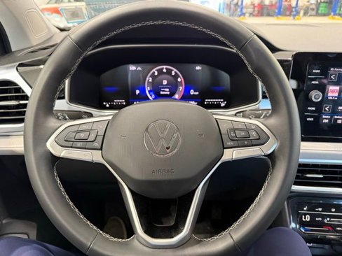 Certified 2025 Volkswagen Taos SE image 12