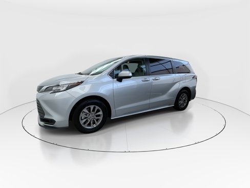 Used 2022 Toyota Sienna LE image 4