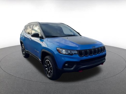 Used 2025 Jeep Compass Trailhawk image 3