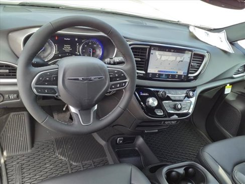 New 2025 Chrysler Voyager LX image 9