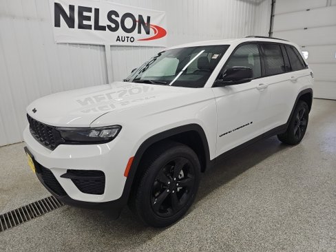New 2025 Jeep Grand Cherokee Altitude image 4