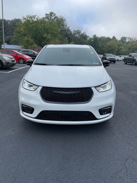 Used 2023 Chrysler Pacifica Limited w/ S Appearance Package image 9