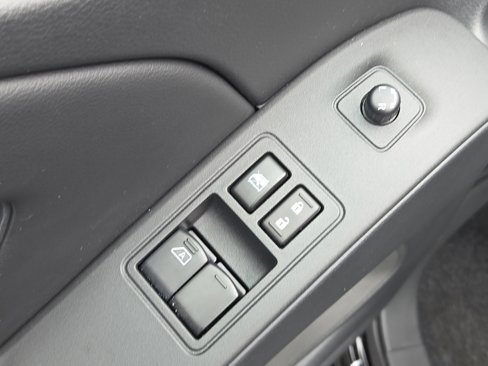 Used 2025 Nissan Frontier SV image 12
