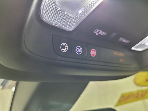 Used 2022 Chevrolet Traverse LT image 27