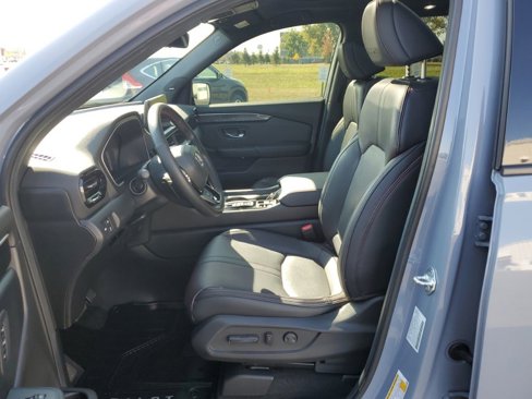 Certified 2025 Honda Pilot Black Edition image 14