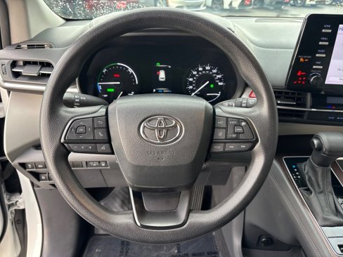 Used 2023 Toyota Sienna LE image 12