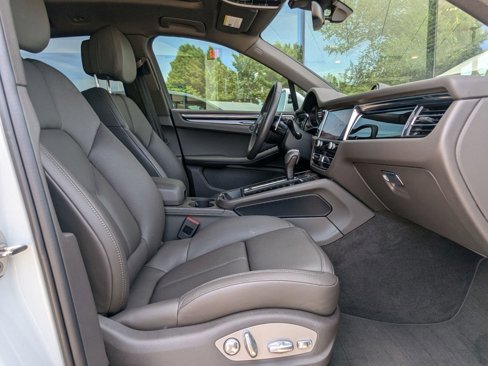 Certified 2024 Porsche Macan image 25