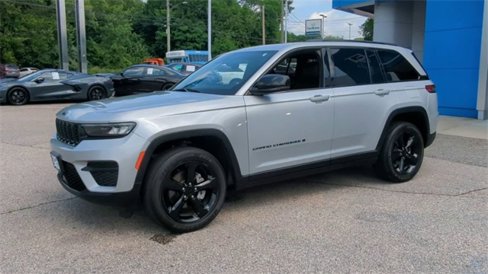 Used 2023 Jeep Grand Cherokee Altitude image 4