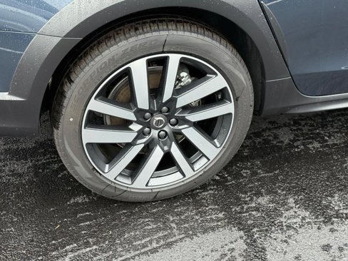 New 2026 Volvo V90 B6 Cross Country Ultra w/ Climate Package image 4
