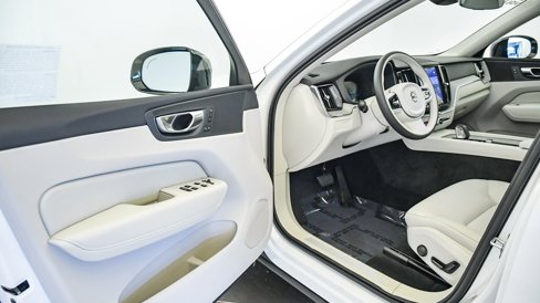 Certified 2025 Volvo XC60 T8 Plus w/ Protection Package Premier image 21