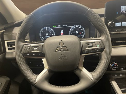 New 2025 Mitsubishi Outlander SE image 16