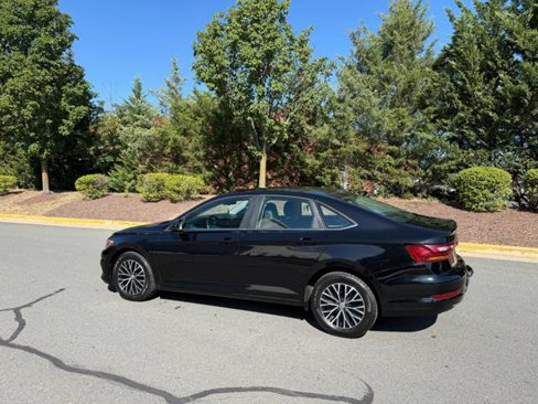Used 2019 Volkswagen Jetta SE w/ Cold Weather Package image 3