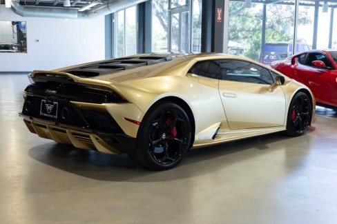 Used 2020 Lamborghini Huracan EVO image 5