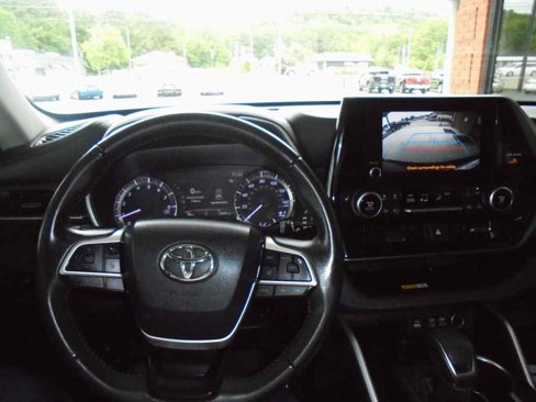 Used 2023 Toyota Highlander XLE image 6