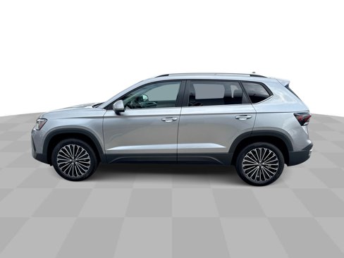 Certified 2025 Volkswagen Taos SE image 5
