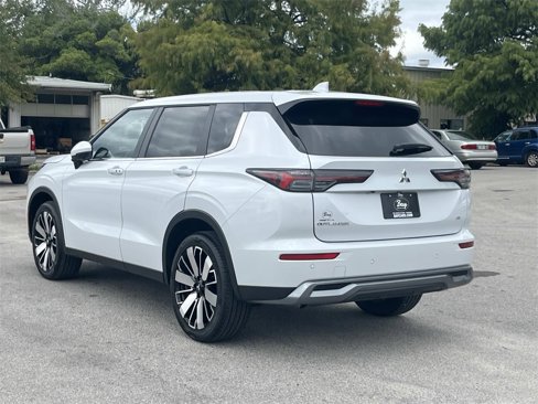 New 2025 Mitsubishi Outlander SE image 3