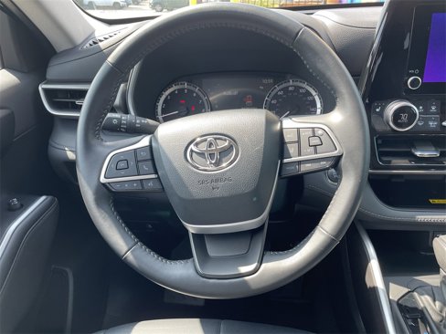 Used 2023 Toyota Highlander XLE image 16