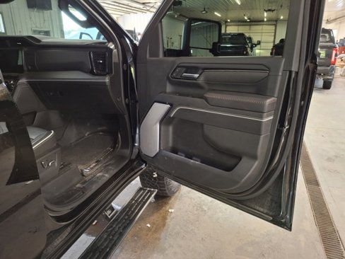 Used 2025 GMC Sierra 2500 AT4X image 40