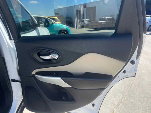 Used 2018 Jeep Cherokee Latitude image 17