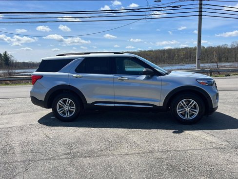 Used 2022 Ford Explorer XLT image 3