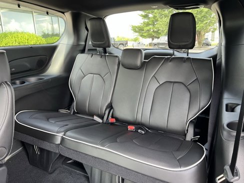 New 2025 Chrysler Pacifica Limited image 23