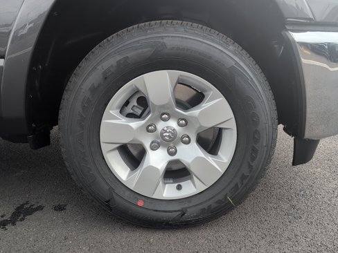 New 2025 RAM 1500 4x4 Crew Cab image 9