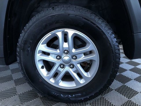 Used 2023 Jeep Grand Cherokee Laredo image 17