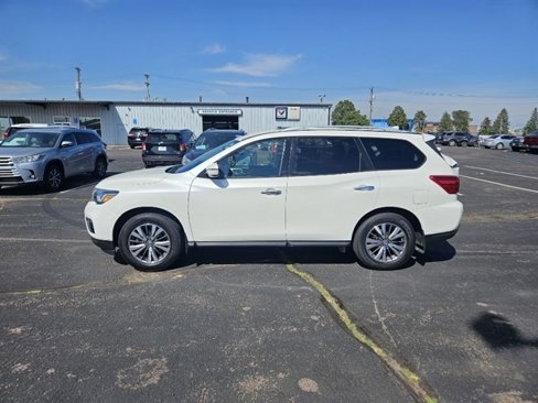 Used 2020 Nissan Pathfinder SV image 2