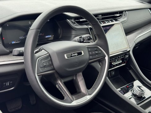 Used 2024 Jeep Grand Cherokee L Limited w/ Luxury Tech Group II image 19