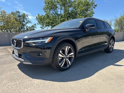 Used 2025 Volvo V60 B5 Cross Country Plus w/ Protection Package Premier image 3