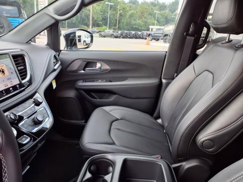 New 2026 Chrysler Pacifica Select image 18