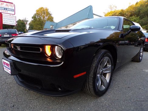 Used 2016 Dodge Challenger SXT image 3
