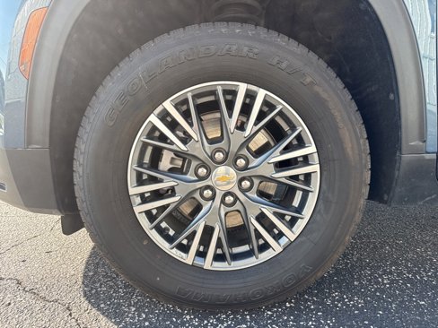 Used 2025 Chevrolet Traverse LT image 12