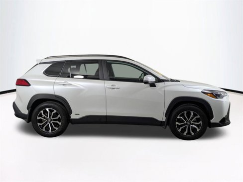 Used 2023 Toyota Corolla Cross SE image 3