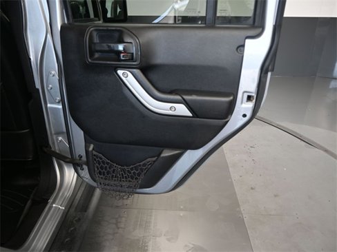 Used 2016 Jeep Wrangler Unlimited Rubicon w/ Connectivity Group image 19