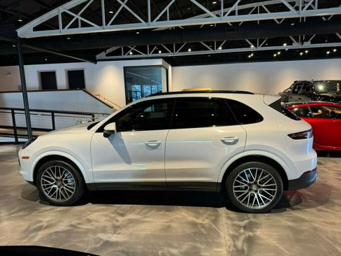 Used 2022 Porsche Cayenne w/ Premium Package image 2