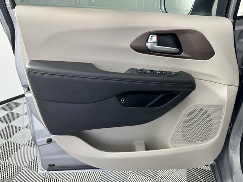 Used 2017 Chrysler Pacifica Premium image 28