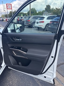 Used 2025 Nissan Pathfinder Platinum image 23