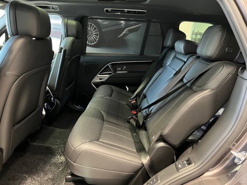 New 2025 Land Rover Range Rover Long Wheelbase SE image 12
